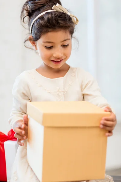 Hediye kutusu ile kız mutlu çocuk — Stok fotoğraf