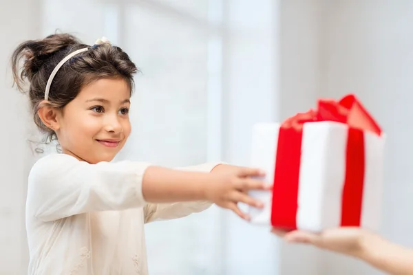 Glückliches Kind Mädchen mit Geschenkbox — Stockfoto