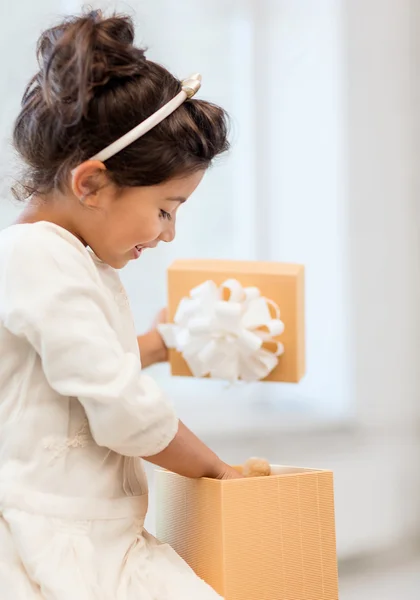 Gelukkig kind meisje met doos van de gift — Stockfoto