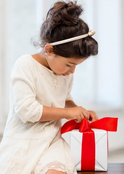 Happy child girl with gift box — Stock Photo, Image