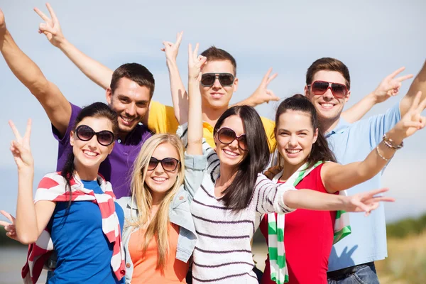 Gruppo di amici si divertono sulla spiaggia Foto Stock