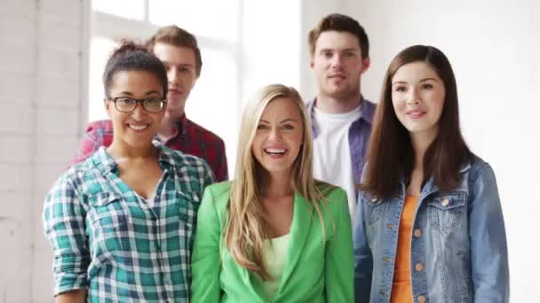 Étudiants en classe avec expression de triomphe — Video