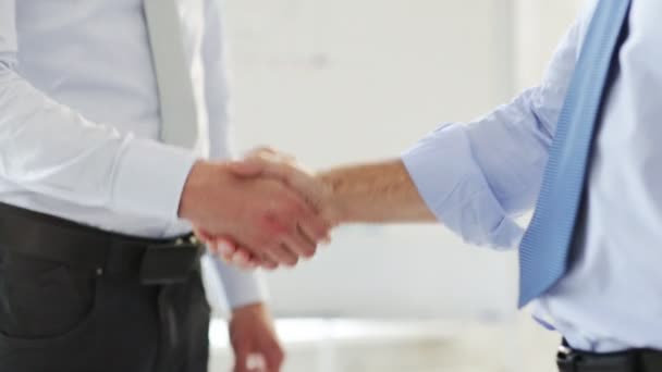 Zakelijke handdruk - twee zakenlieden hun handen schudden — Stockvideo