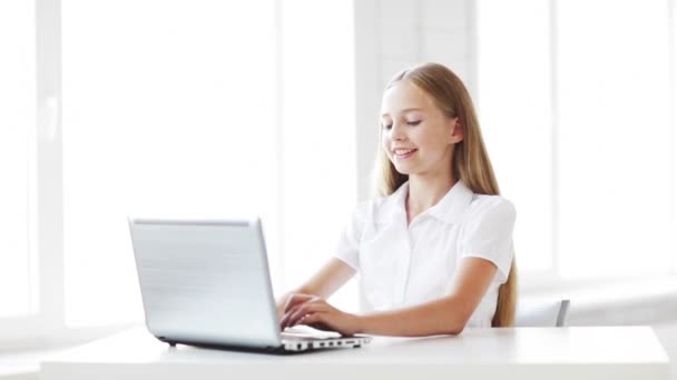 Images d'un étudiant heureux travaillant avec un ordinateur portable — Video