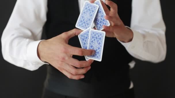 Filmación del hombre mostrando trucos de cartas — Vídeo de stock
