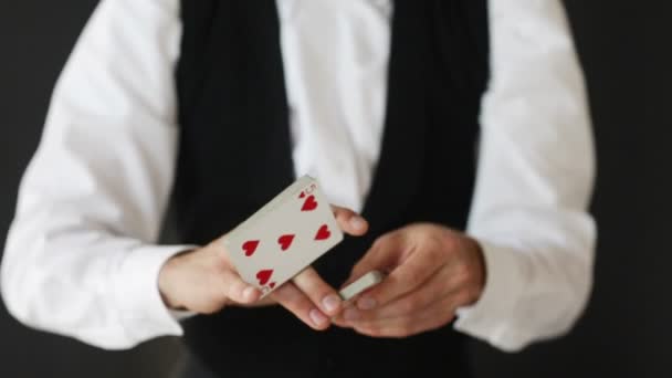 Filmagem de homem mostrando truques de cartas — Vídeo de Stock