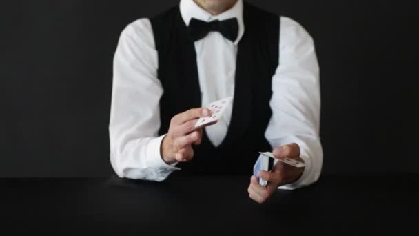 Footage of man showing card tricks — Stock Video