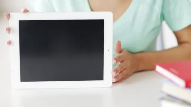 Mujer mostrando algo en la pantalla de la tableta PC — Vídeos de Stock