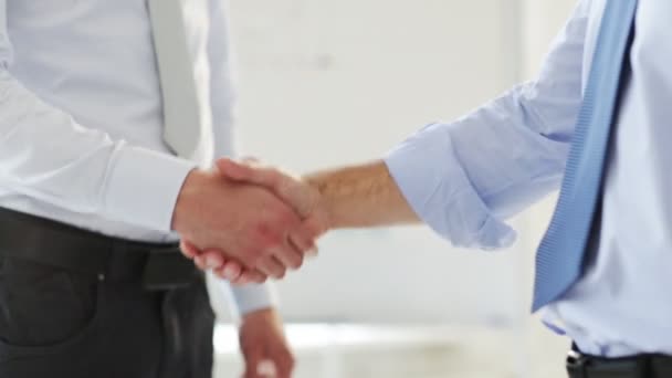 Бізнес рукостискання два бізнесмени тремтять руками — стокове відео