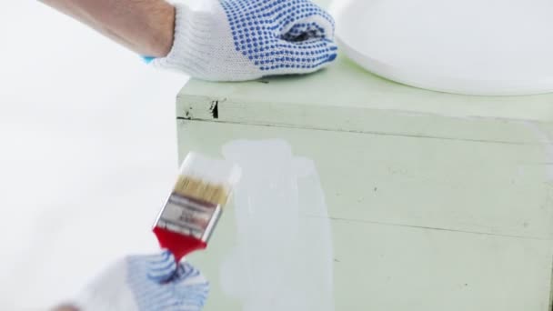 Filmagem de homem pintando com tinta branca — Vídeo de Stock