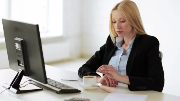 Atractiva mujer de negocios — Vídeos de Stock