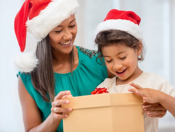 Mãe feliz e menina com caixa de presente — Fotografia de Stock