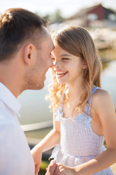 Glad far och barn tjej att ha kul — Stockfoto