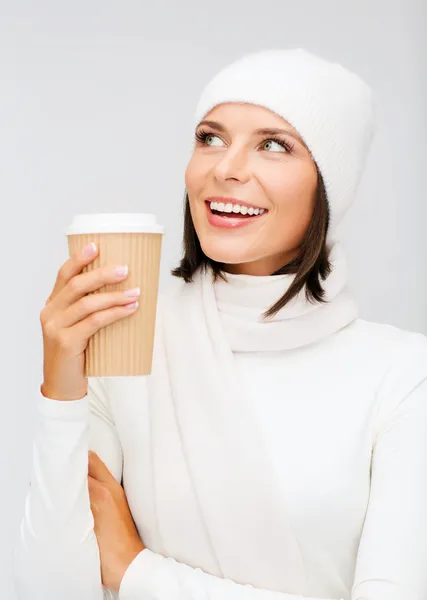 Kvinna i hatt med takeaway te eller kaffekopp — Stockfoto