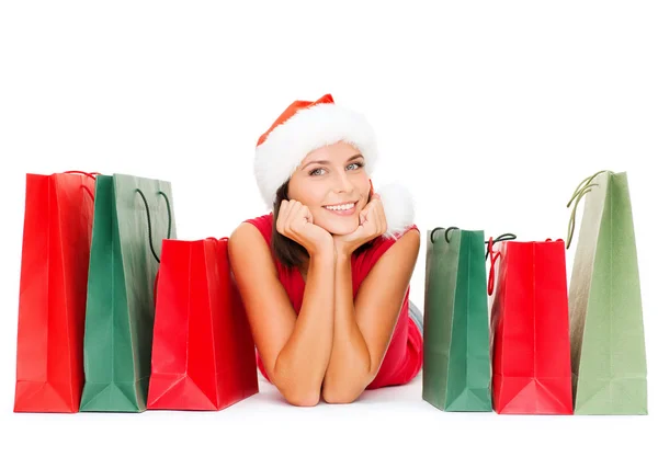 Vrouw in rode shirt met shopping tassen — Stockfoto
