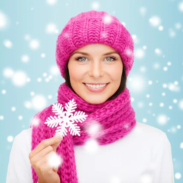 Vrouw in hoed en demper met grote sneeuwvlok — Stockfoto