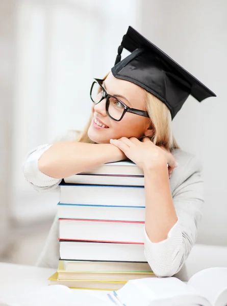 Estudiante en gorra de graduación — Foto de Stock