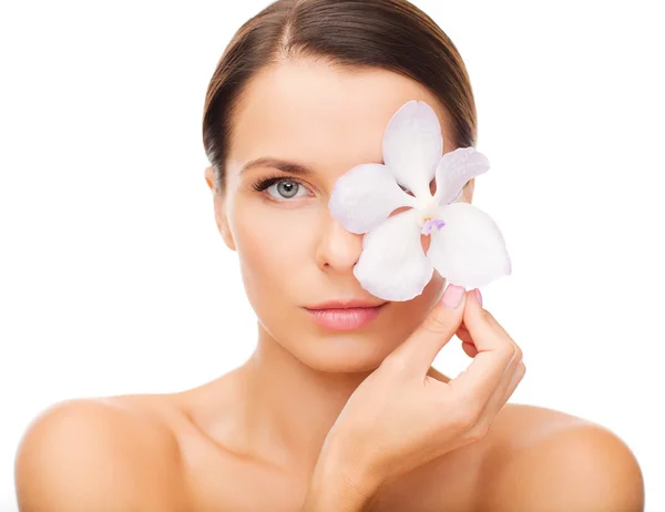 Femme détendue avec une fleur cachée au-dessus des yeux — Photo