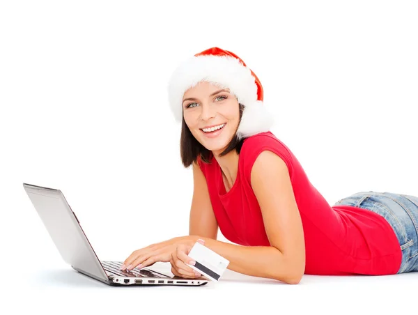 Santa pomocnik kobieta z laptopa i karty kredytowej — Zdjęcie stockowe