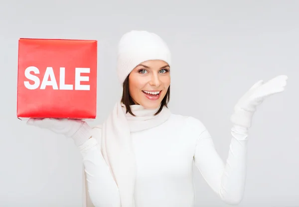 Mujer en ropa de invierno con letrero de venta roja — Foto de Stock