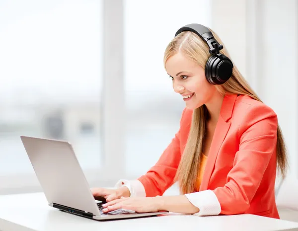 Gelukkige vrouw met koptelefoon luisteren naar muziek — Stockfoto