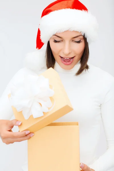 Mujer sorprendida en sombrero de ayudante de santa con caja de regalo —  Fotos de Stock