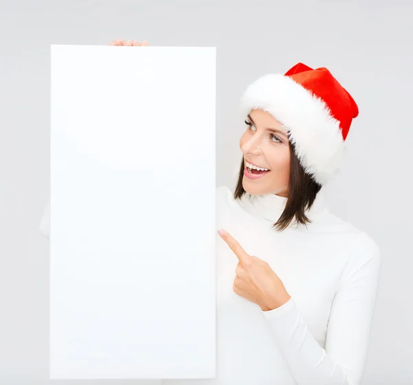 Femme en santa chapeau d'aide avec tableau blanc vierge — Photo