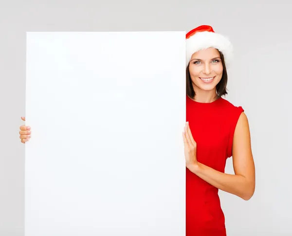 Vrouw in helper kerstmuts met een leeg wit bord — Stockfoto