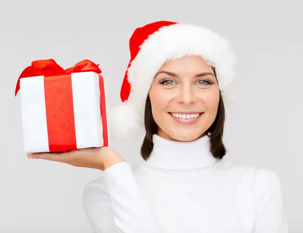 Lachende vrouw in helper kerstmuts met een doos van de gift — Stockfoto