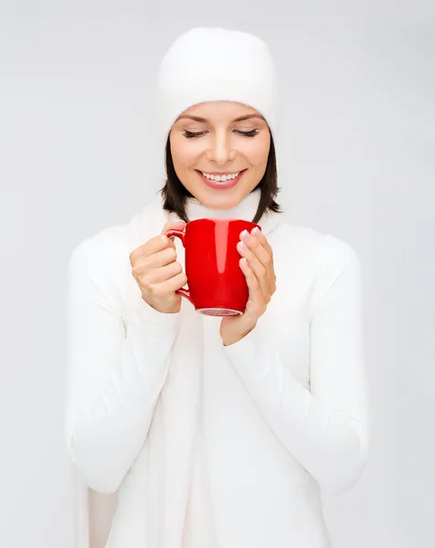 Donna in cappello con tè rosso o tazza di caffè — Foto Stock