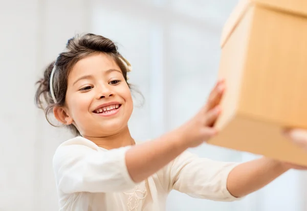 Menina feliz criança com caixa de presente — Fotografia de Stock