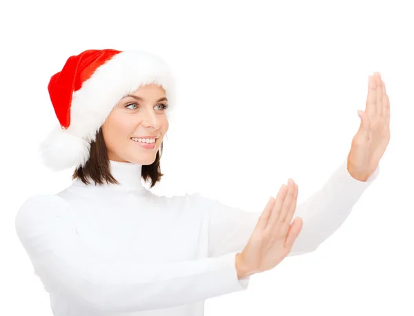 Mujer sonriente en sombrero de ayudante de santa —  Fotos de Stock