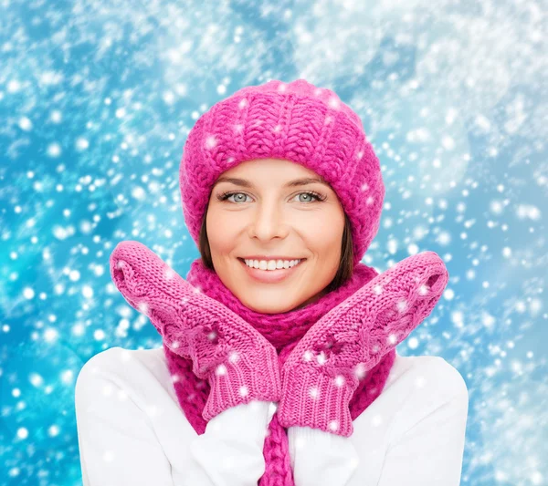 Woman in hat, muffler and mittens — Stock Photo, Image