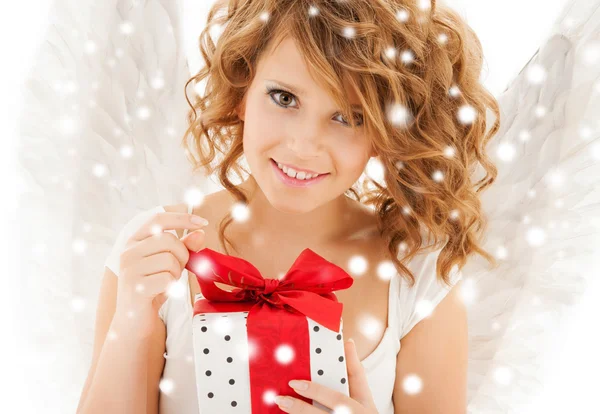 Menina anjo adolescente feliz com presente de Natal — Fotografia de Stock