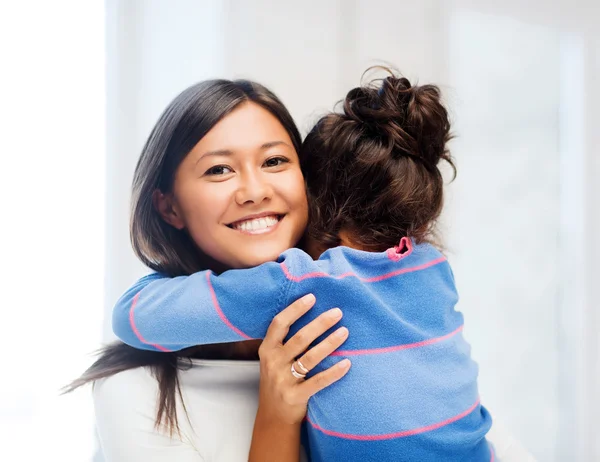 Abrazando a madre e hija — Foto de Stock