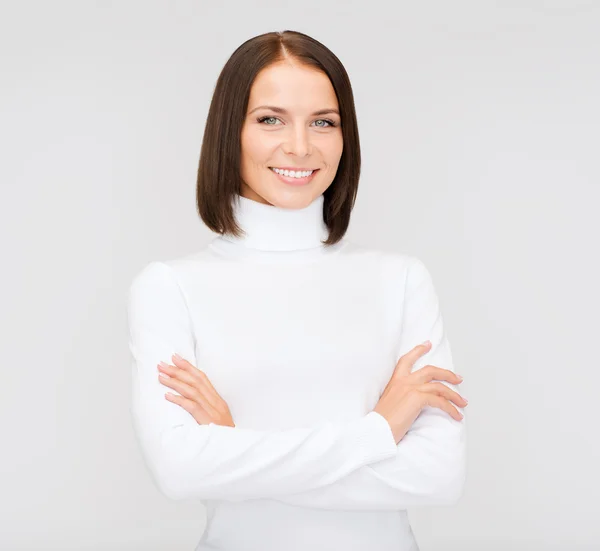 Χαμογελαστή γυναίκα στο λευκό πουλόβερ — Φωτογραφία Αρχείου