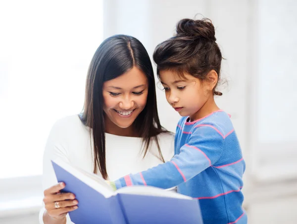 Mãe e filha com livro — Fotografia de Stock