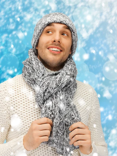 Yakışıklı bir adam sıcak kazak, şapka ve atkı — Stok fotoğraf