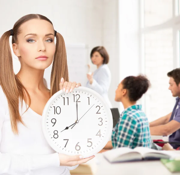 Studente che mostra orologio — Foto Stock