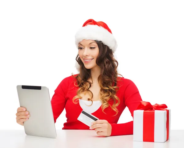 Vrouw met geschenk, tablet pc- en credit card — Stockfoto