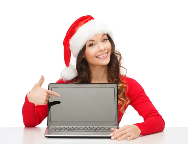 Kobieta w santa hat pomocnika z laptopa — Zdjęcie stockowe