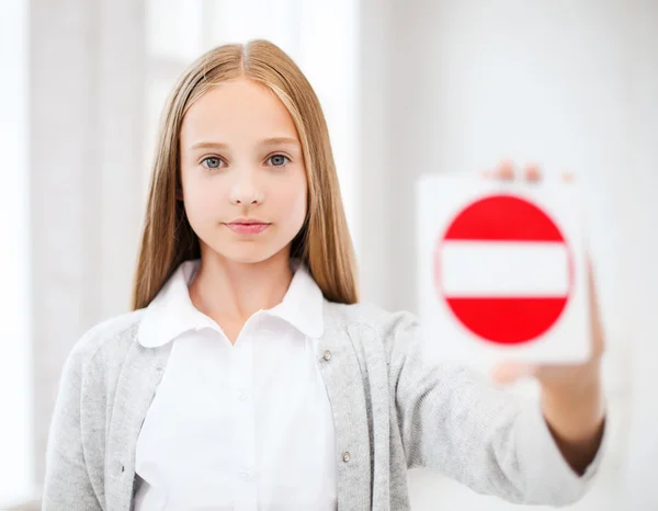 Menina mostrando nenhum sinal de entrada — Fotografia de Stock