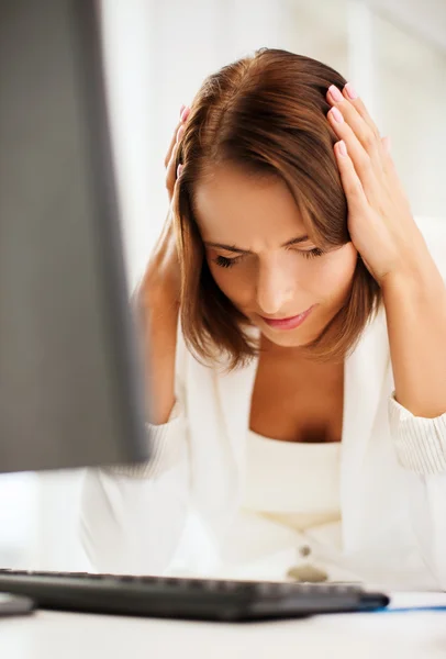 Mulher estressada com computador — Fotografia de Stock