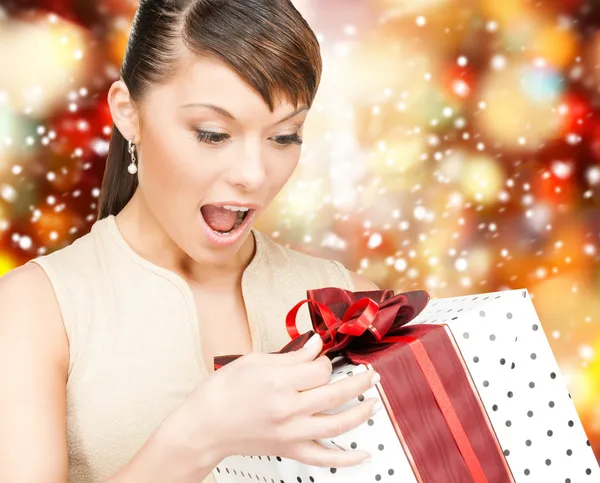 Happy woman with gift box — Stock Photo, Image