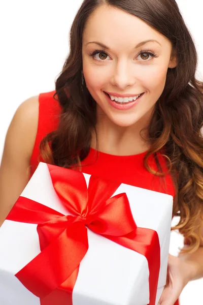 Mulher sorridente em vestido vermelho com caixa de presente — Fotografia de Stock