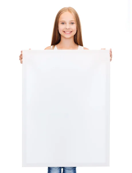 Kleines Mädchen mit leerem weißen Brett — Stockfoto
