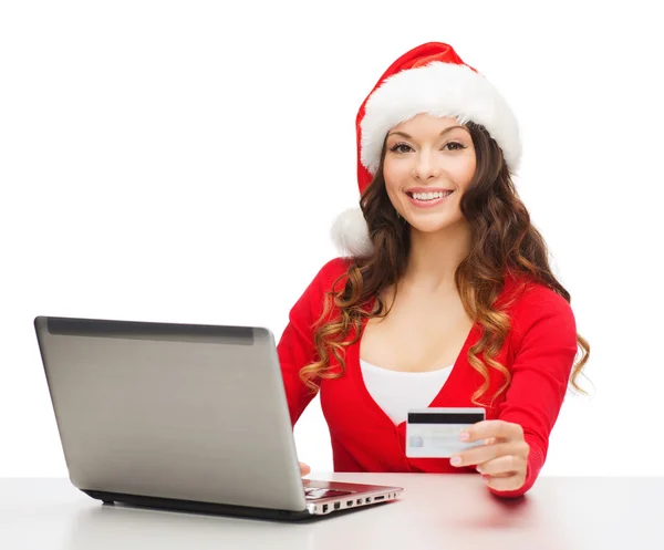 Santa helper kvinna med laptop och kreditkort — Stockfoto