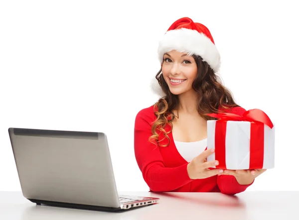 Mujer con caja de regalo y ordenador portátil — Foto de Stock