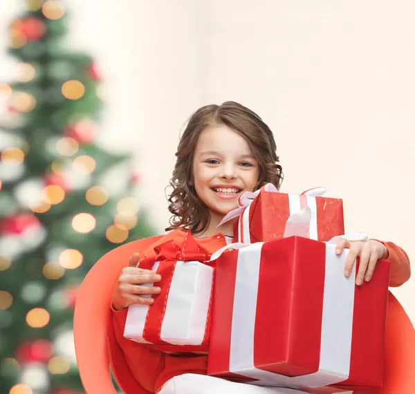 Menina feliz criança com caixas de presente — Fotografia de Stock
