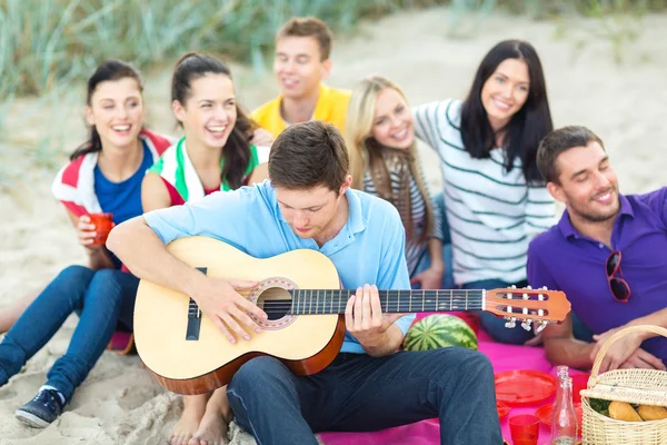 Groupe d'amis s'amuser sur la plage — Photo